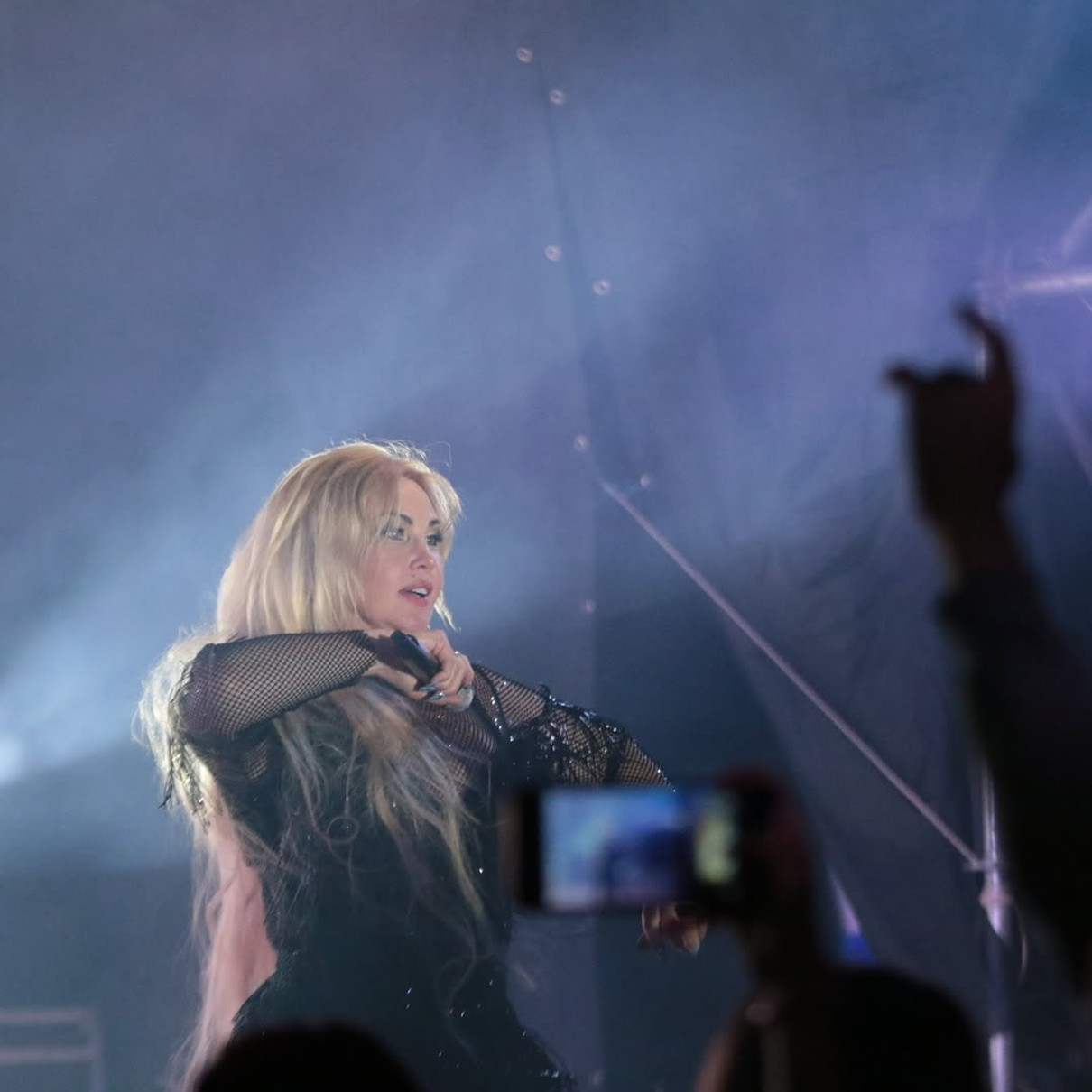 Камалія у чорному вбранні виступає на сцені