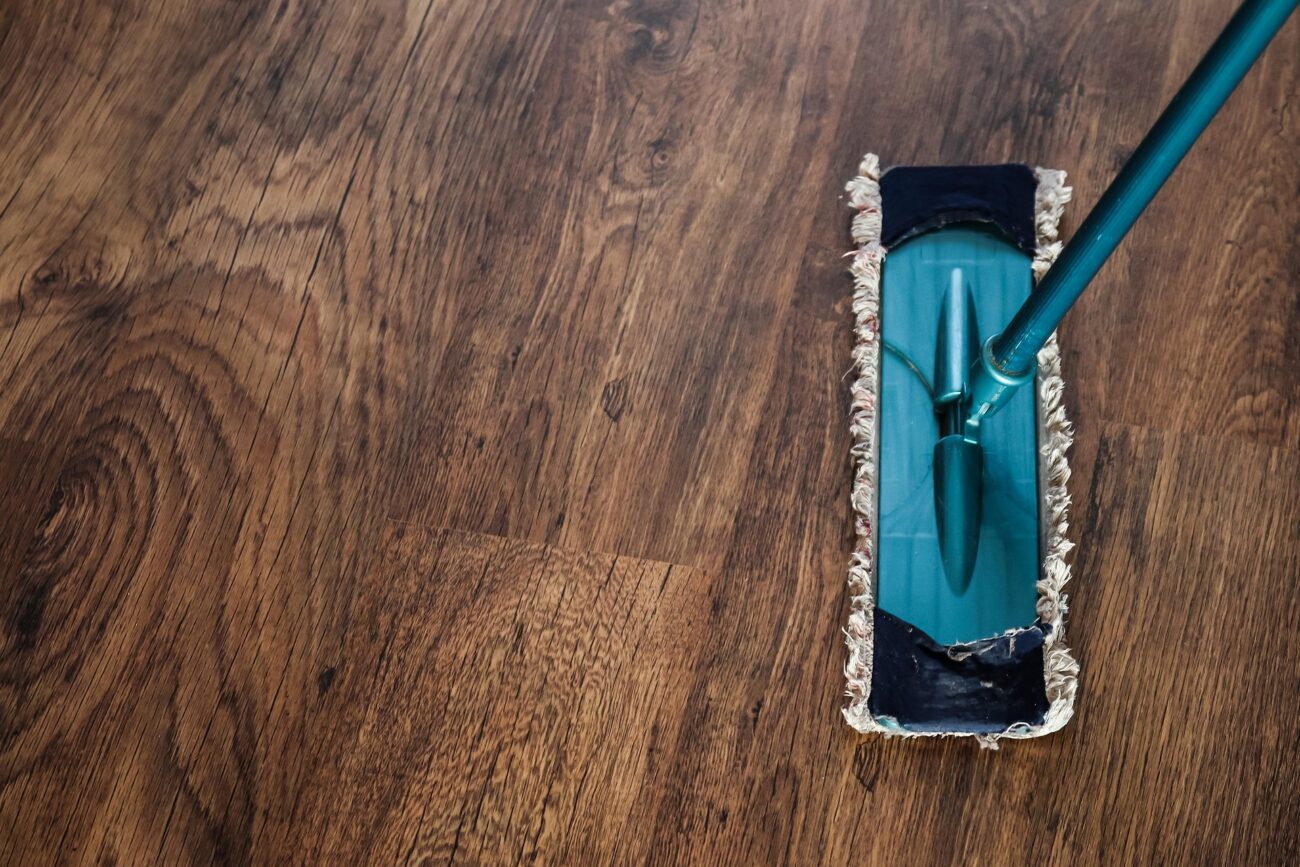 Господині розповіли, який інгредієнт додати у воду для миття підлоги