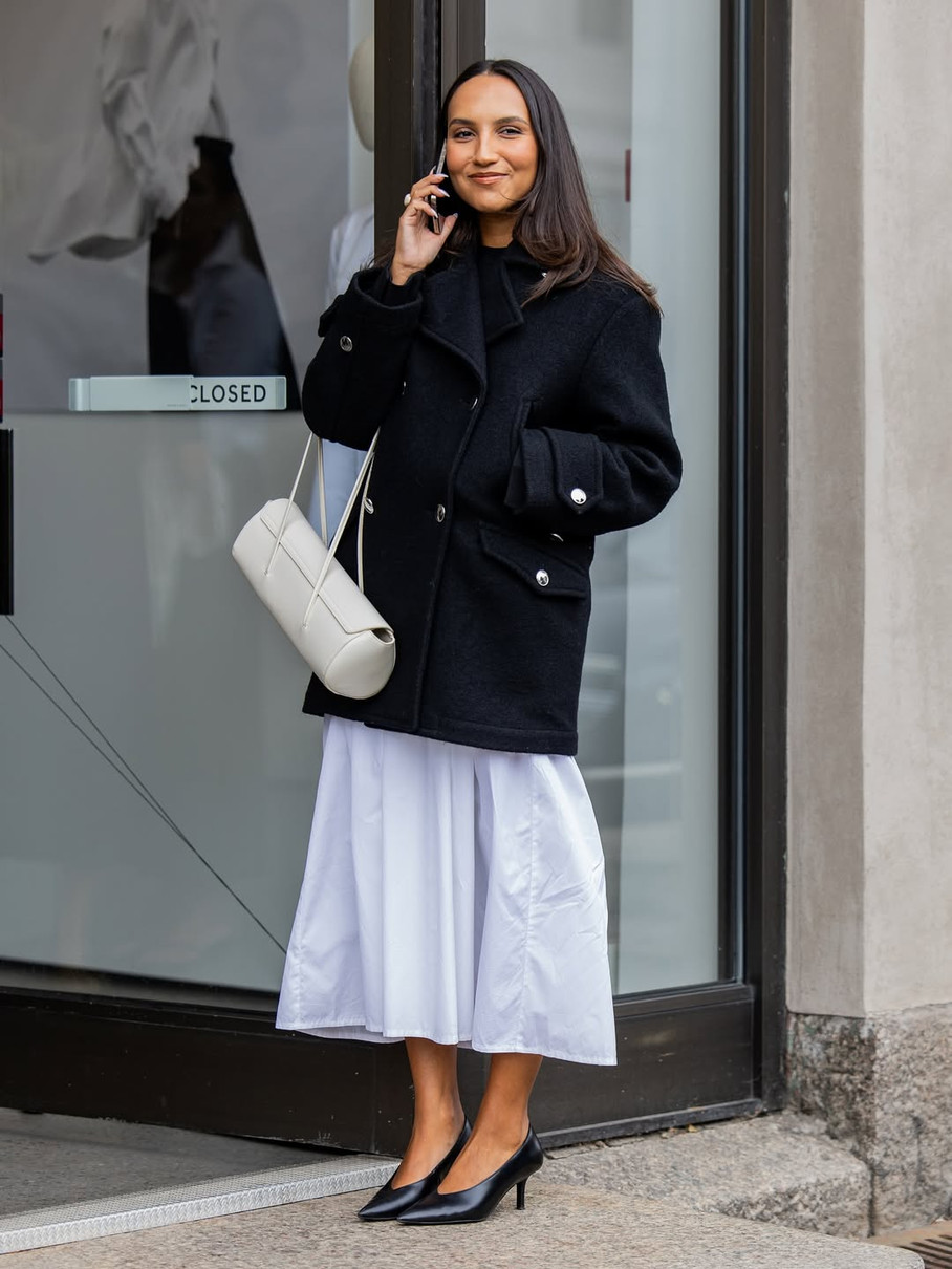 Образ із коротким пальтом і білою спідницею