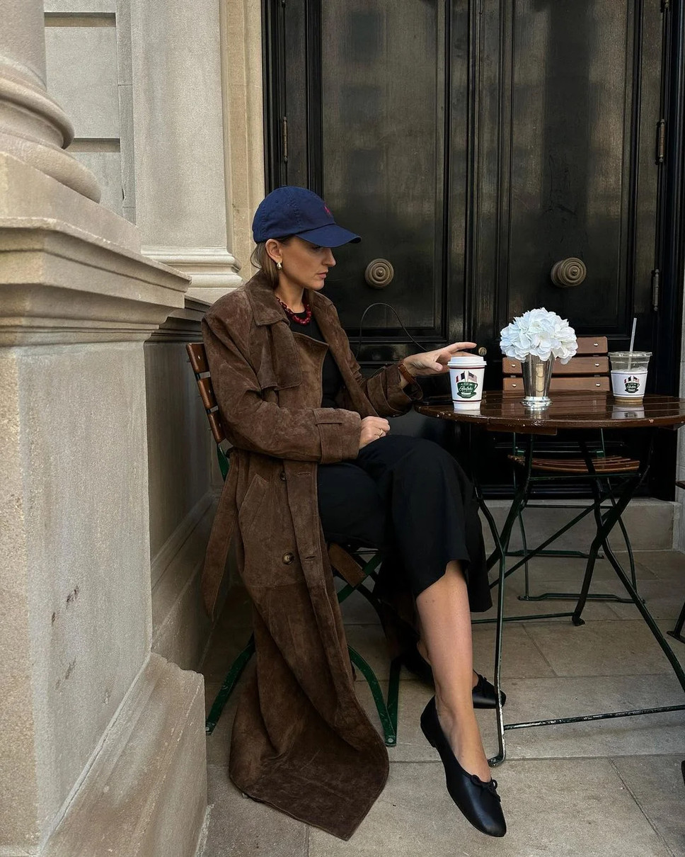 Замшеве пальто і чорні балетки