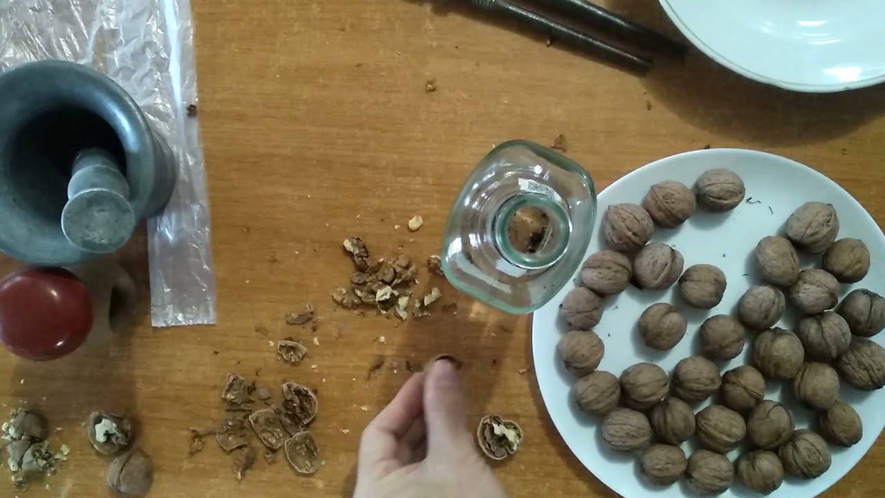 Господині розповіли, як почистити волоські горіхи за допомогою звичайної пляшки