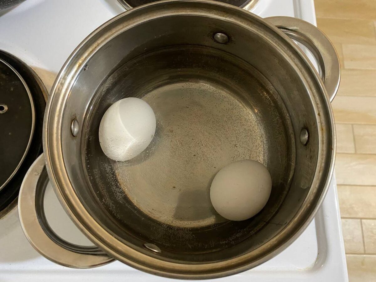 Експерти розповіли, як із користю використати воду, що залишилась після варіння яєць