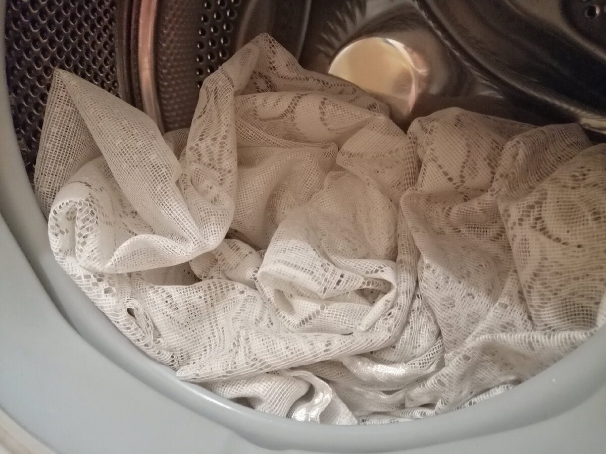 Господині розповіли, як очистити старий тюль від бруду та пилу доступними засобами