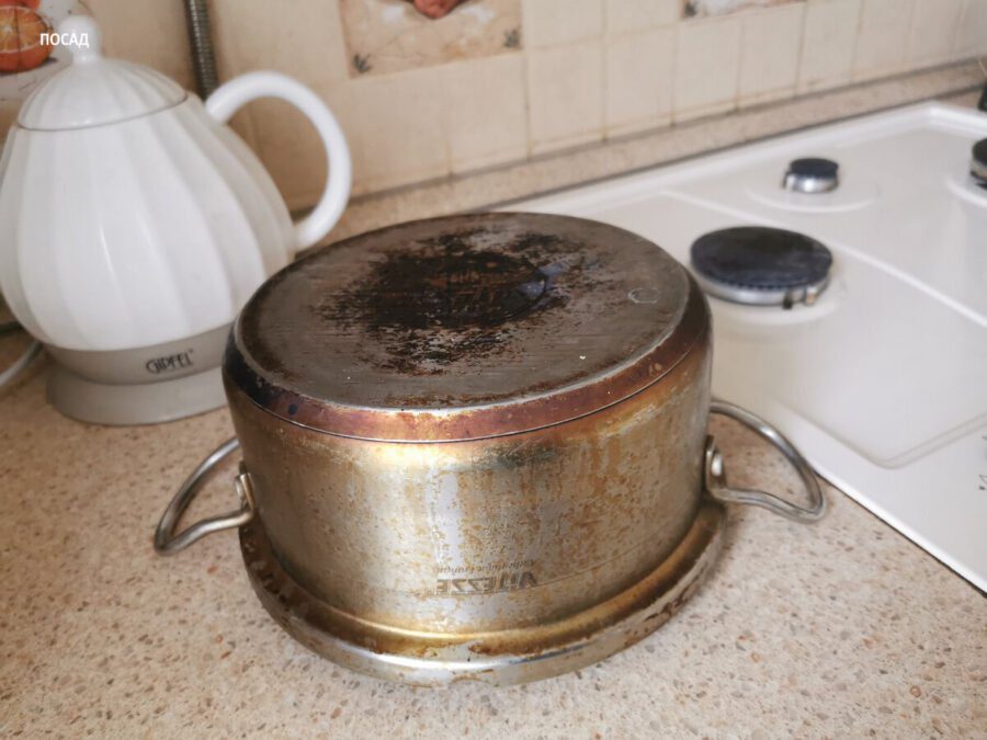 Господині розповіли, як прибрати нагар та іржу з металевого посуду