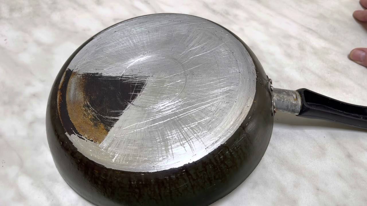 Господині розповіли, як очистити сковороду від нагару всередині та зовні