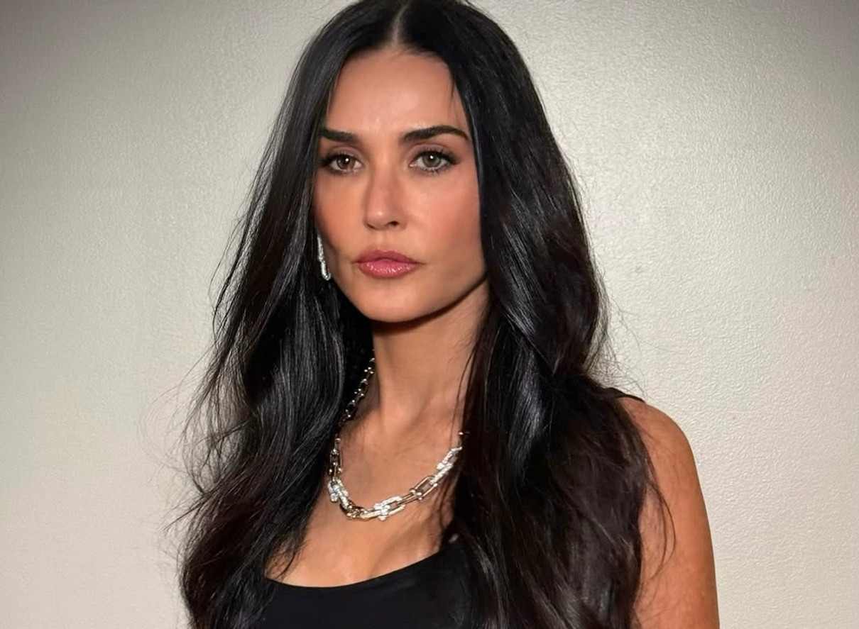 Демі Мур позує для фото