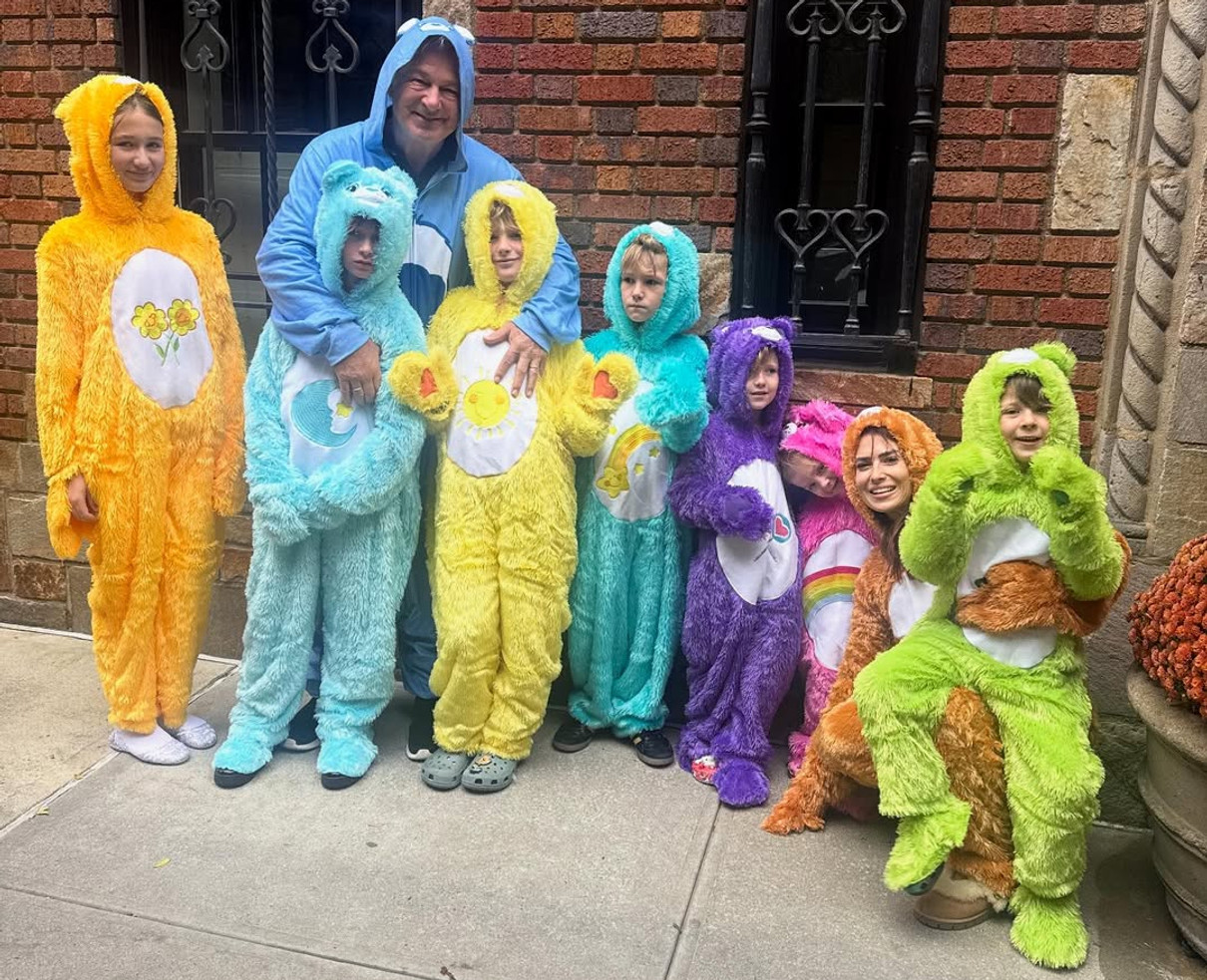 Алек Болдуїн у костюмі ведмедя попозував з дітьми і дружиною на Геловін