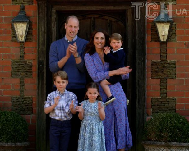 Кейт і Вільям із дітьми на сходах будинку Adelaide Cottage / © Getty Images