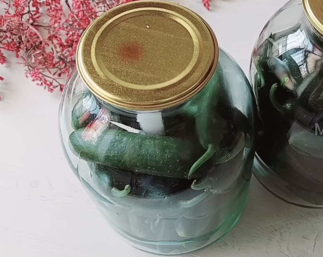 Господині поділилися незвичним способом, як зберігати огірки свіжими пів року