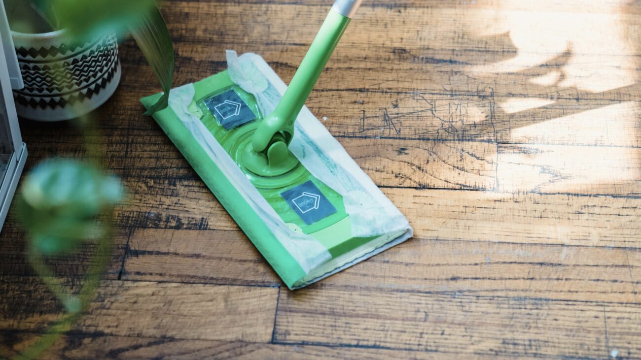 Господині розповіли, що додати у воду, аби мити підлогу раз на два тижні 