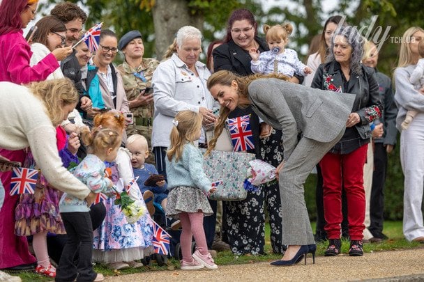 Принцеса Уельська з маленькими шанувальницями / © Associated Press