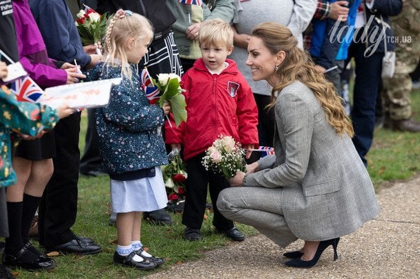 Принцеса Уельська з маленькими шанувальницями / © Associated Press