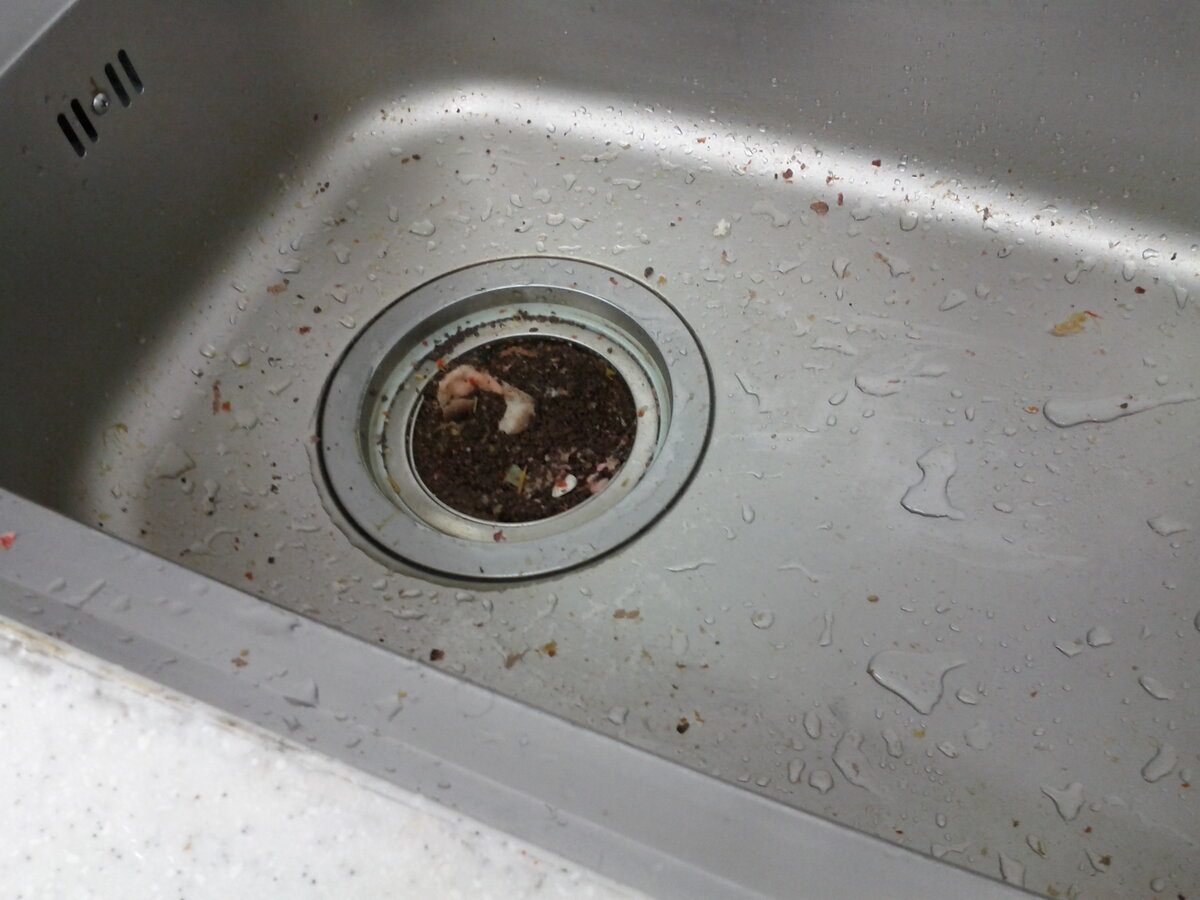 Експерти розповіли, чому не можна виливати рослинну олію в раковину та до чого це призведе