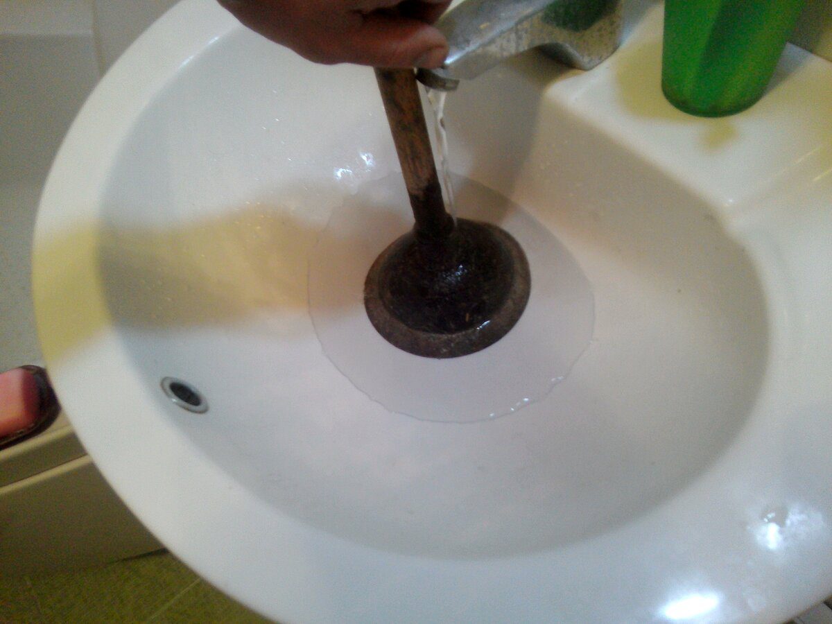 Експерти розповіли, чому не можна виливати рослинну олію в раковину та до чого це призведе