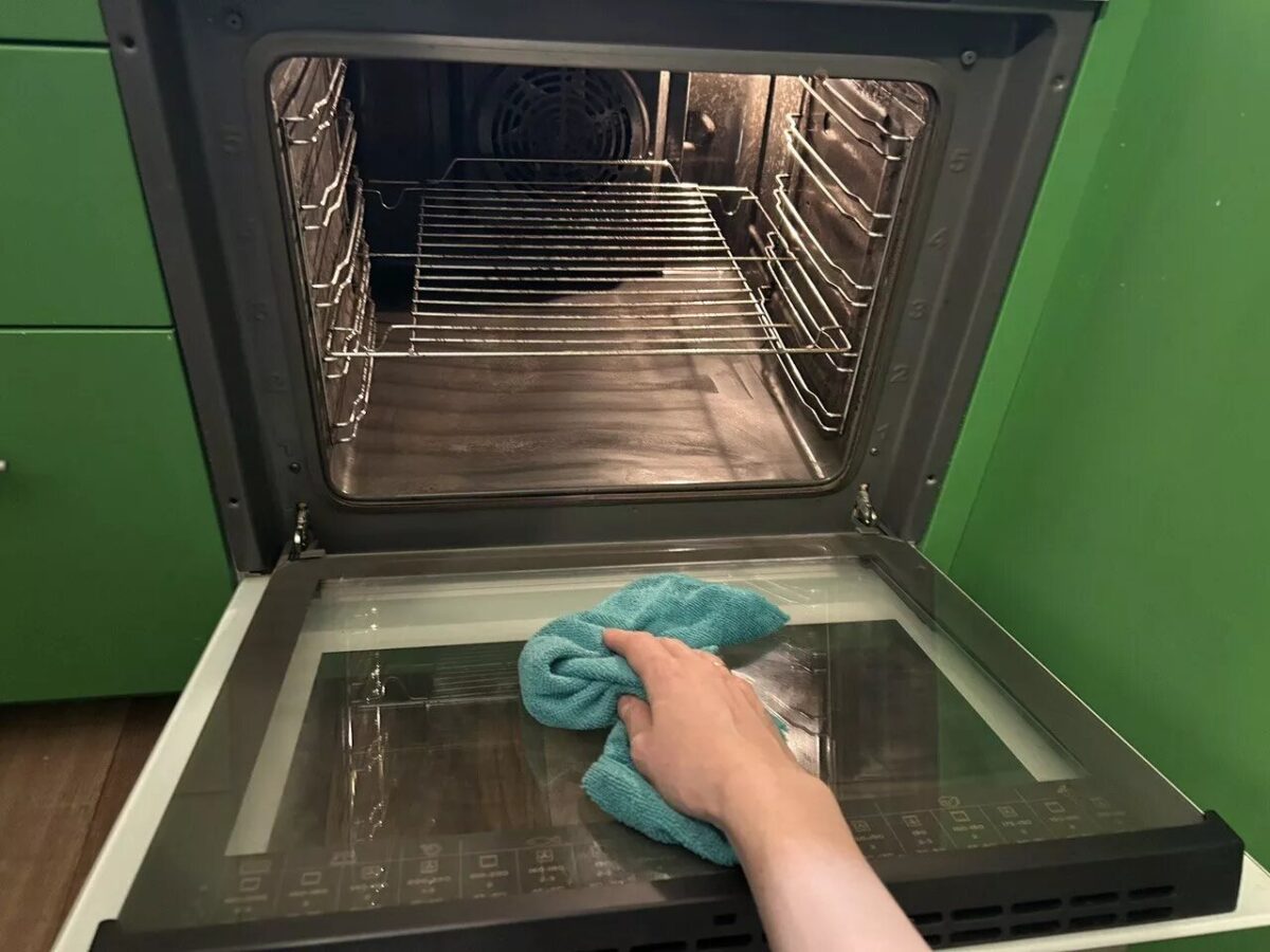 Експерти розповіли, як очистити духовку на кухні від жирного нальоту просто та без клопоту