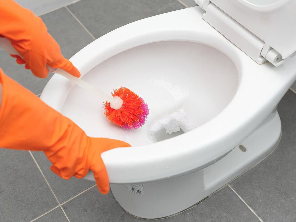 Господині розповіли, навіщо засипати сіль в унітаз 