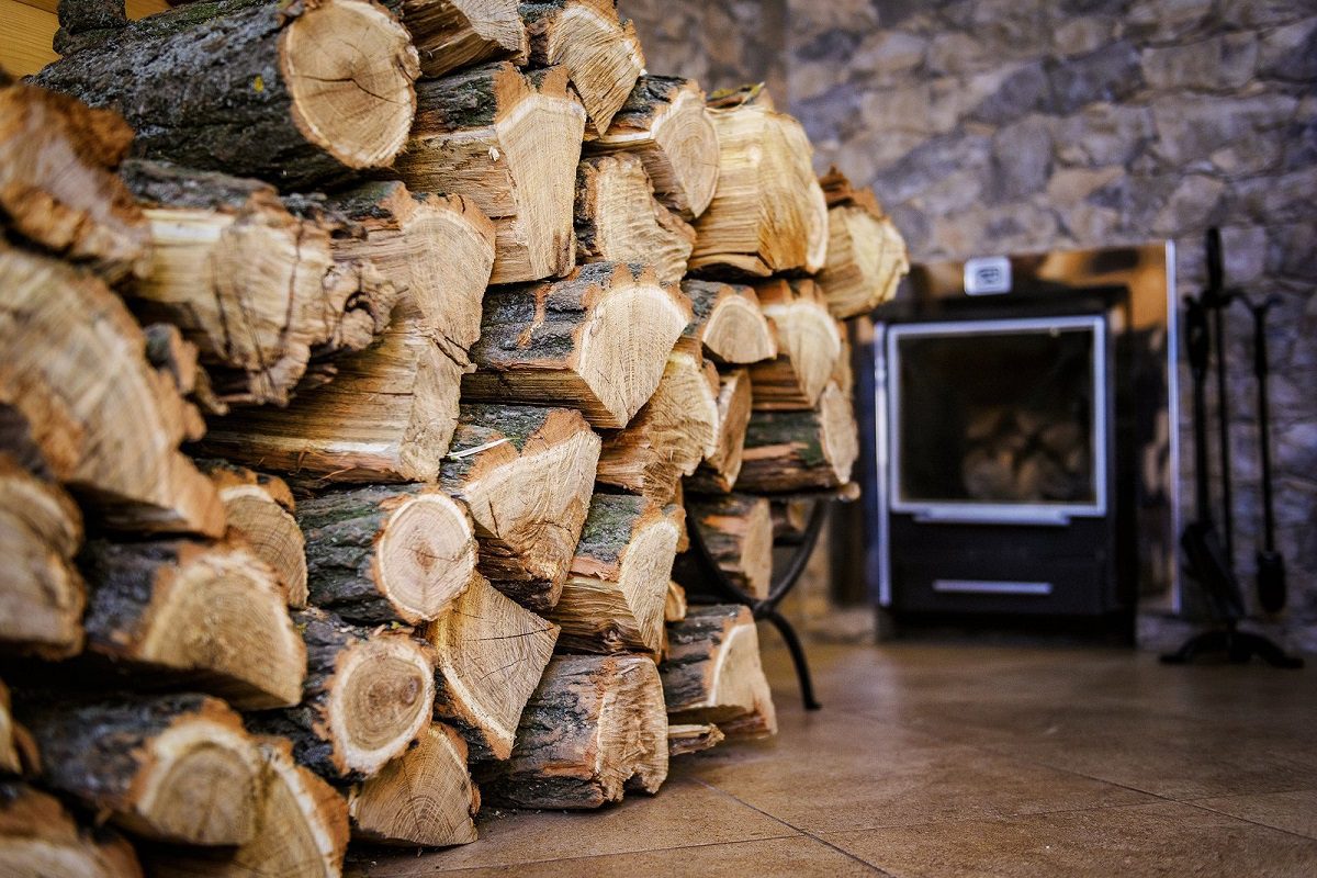 Експерти розповіли, як правильно висушити дрова, щоб горіли без диму та іскор