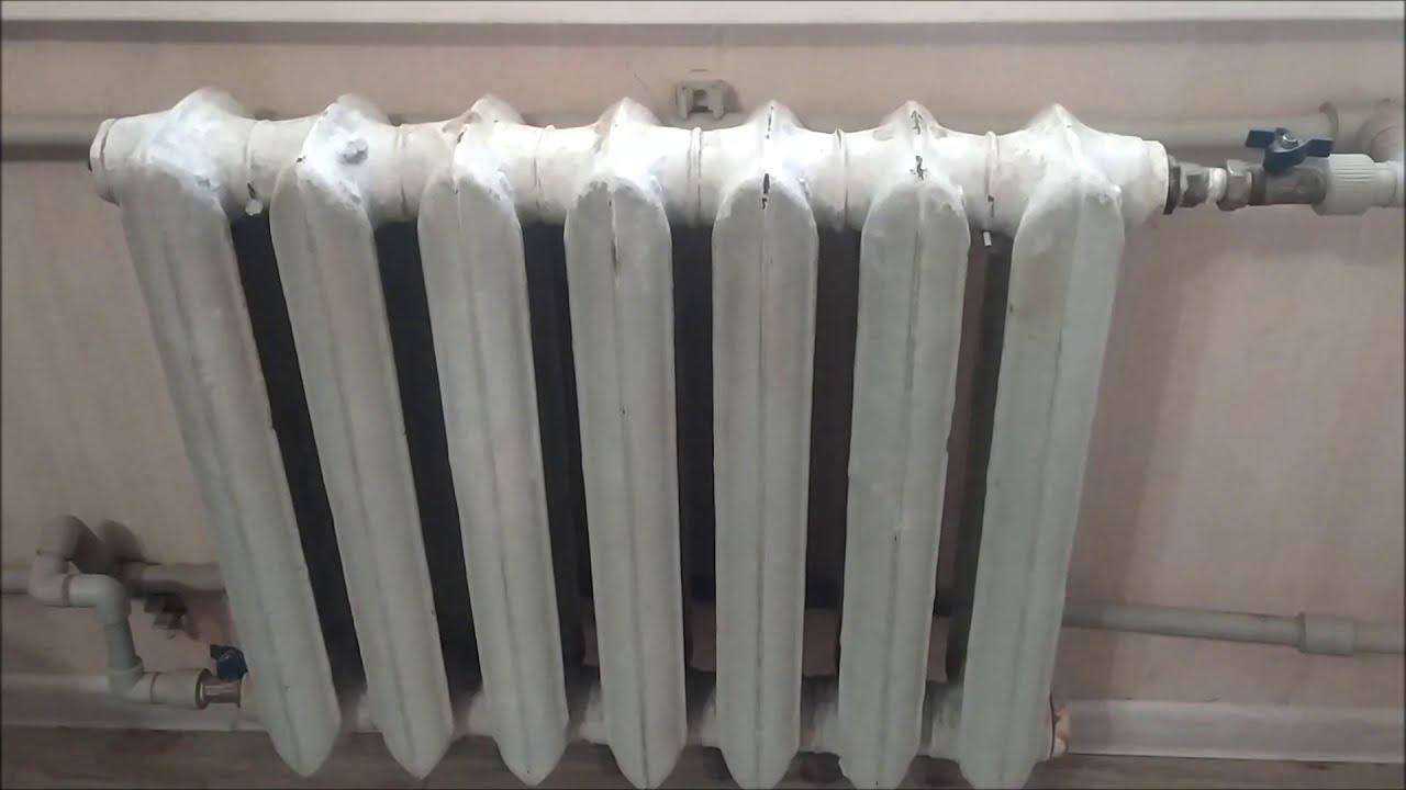 Господині розповіли, як очистити батареї від пилу за хвилину