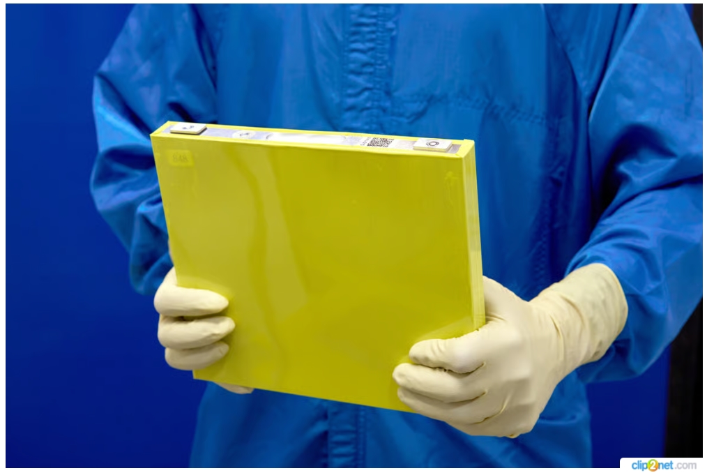 Співробітник тримає повнорозмірний прототип LMR-акумулятора в інноваційному центрі General Motors Wallace Battery Cell Innovation Center