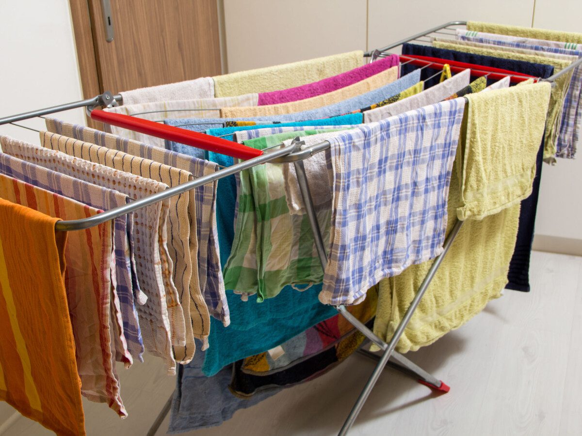 Експерти пояснили, як правильно сушити одяг у домашніх умовах для приємного аромату