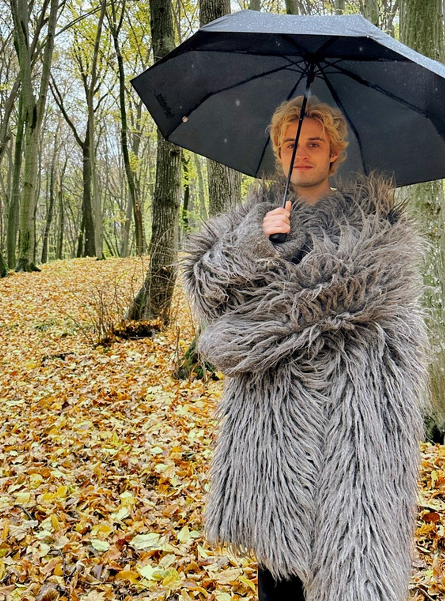 Циферблат в етнічних костюмах заспівали пісню Назарія Яремчука