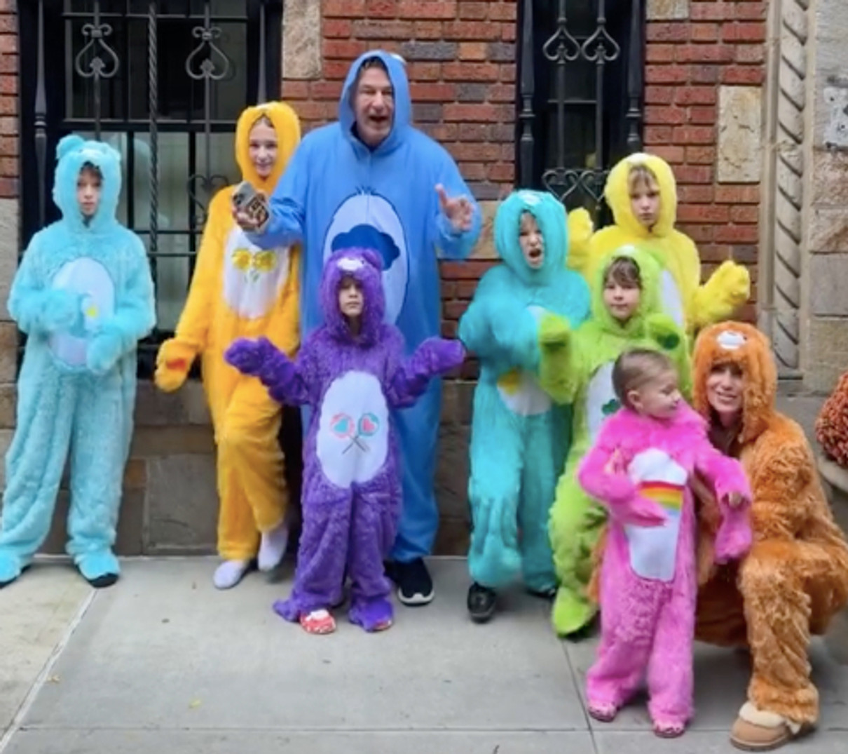 Алек Болдуїн в образі з мультика потанцював з дітьми на Геловін