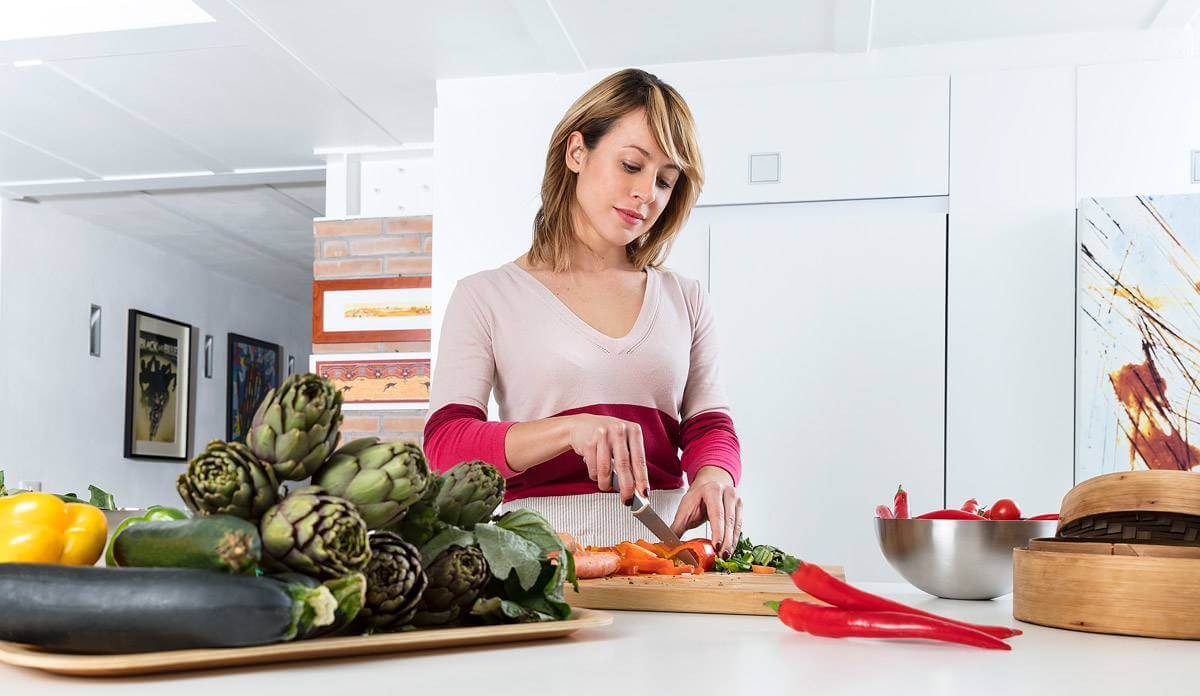 4 щоденні кухонні звички, які можуть непомітно шкодити здоров’ю Приготування їжі