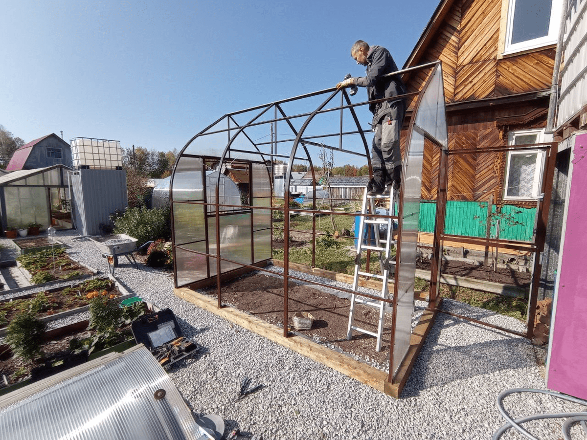 Експерти пояснили, як правильно обробляти теплицю з полікарбонату, аби її не зіпсувати