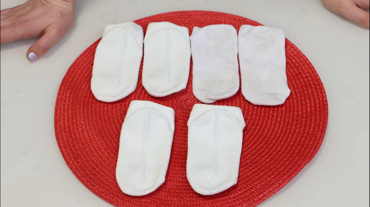 Господині поділилися дієвим лайфхаком, який поверне шкарпеткам білосніжний колір