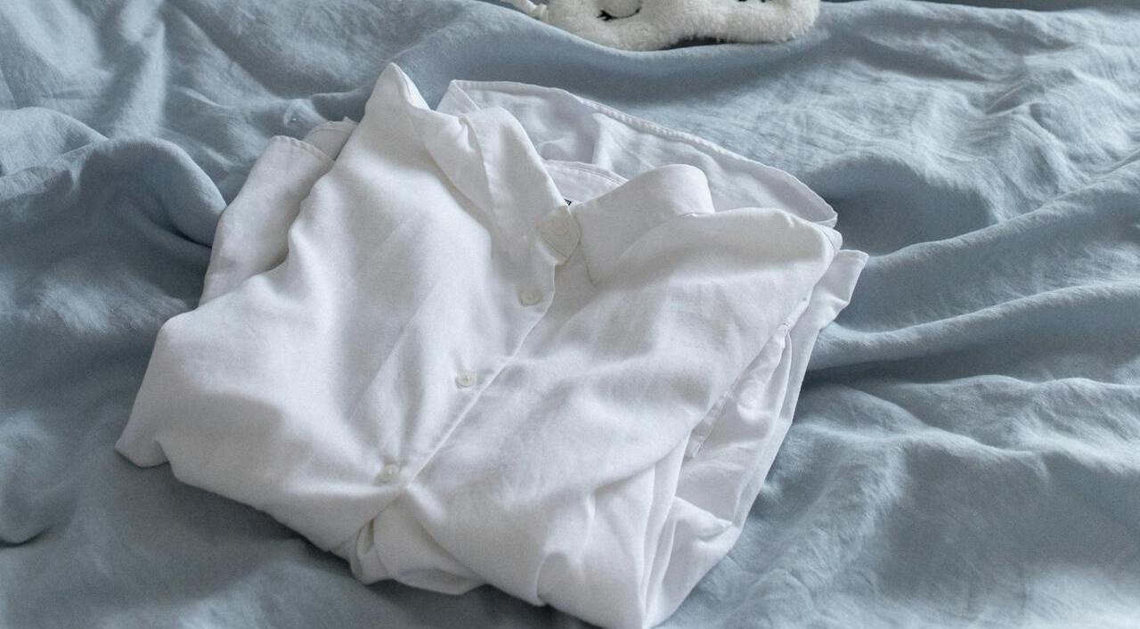 Господині розповіли, який засіб виведе з одягу слід від кулькової ручки за 5 секунд 