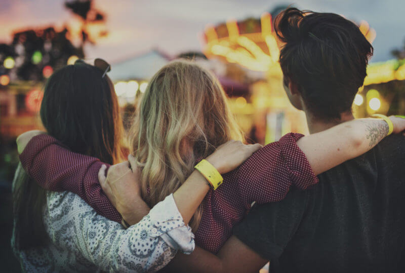 Вчені з’ясували, що близька дружба впливає на клітини та сповільнює процес старіння Дружба