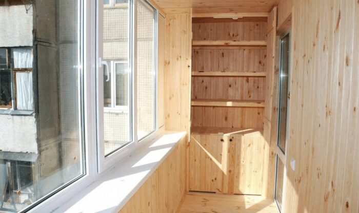 Господарі розповіли, як можна бюджетно утеплити деревʼяний балкон