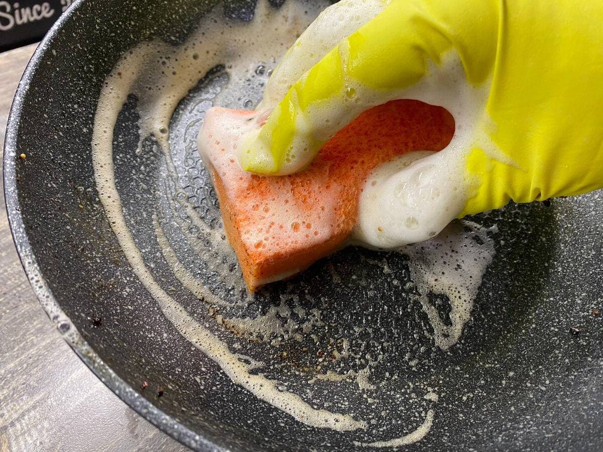 Господині показали, чим краще мити посуд замість миючого засобу 