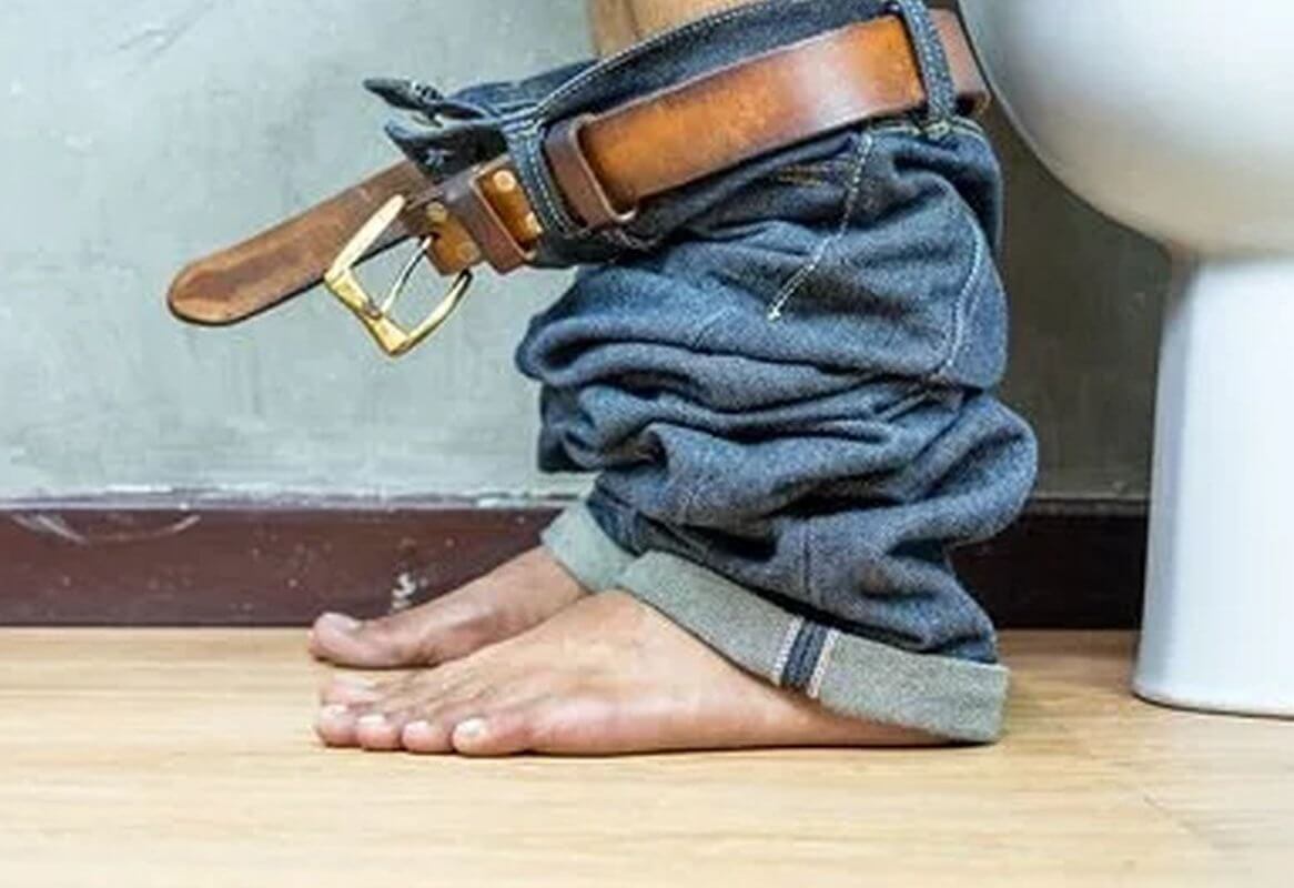 Лікарі назвали 6 звичок, які можуть підвищити ризик раку сечового міхура В туалеті