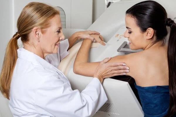 Лікарі пояснили, чому не варто відкладати першу мамографію Мамографія та діагностика раку грудей