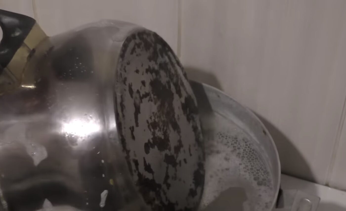 Простий метод миття каструль до блиску Простий метод миття каструль до блиску