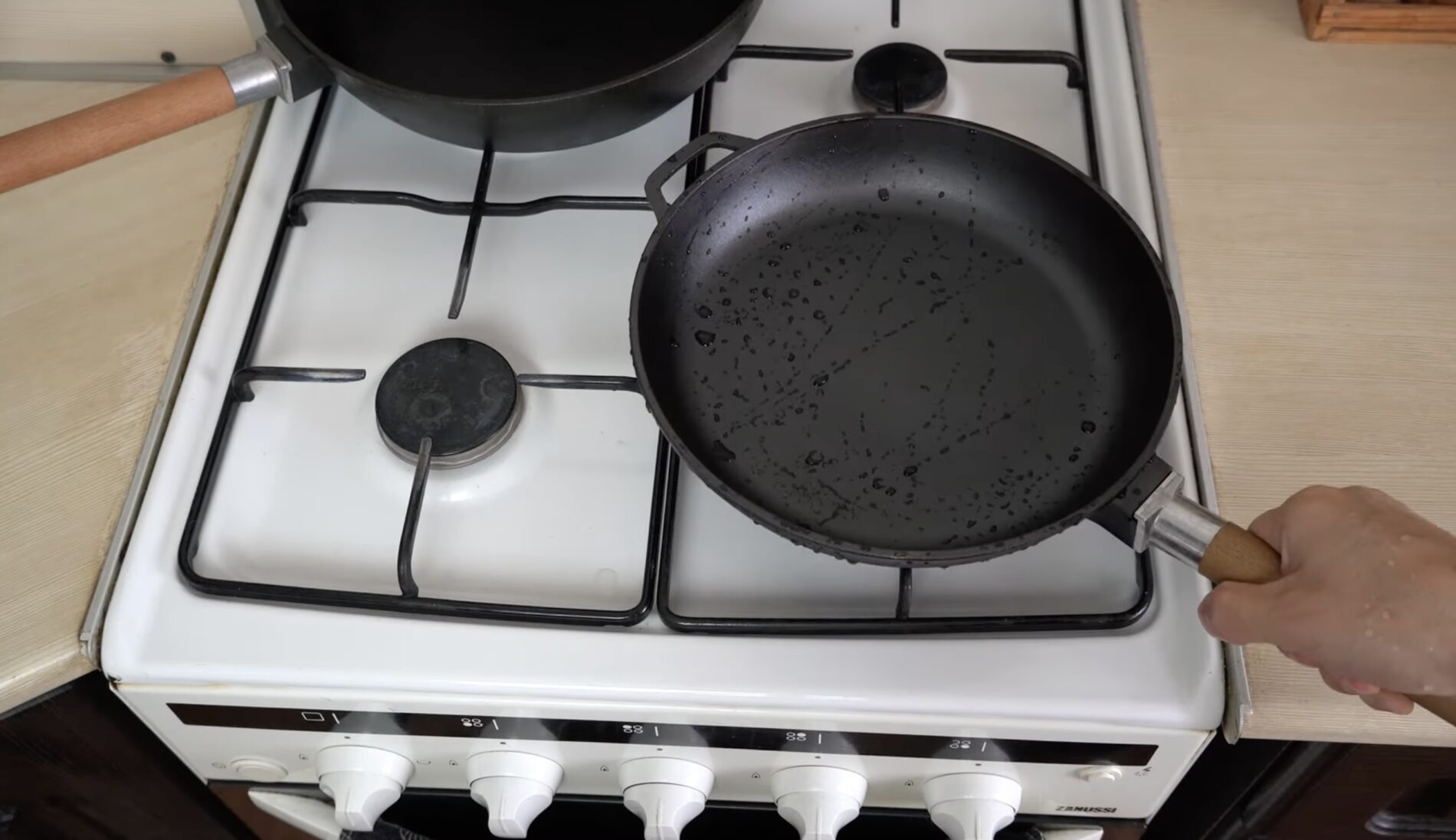 Господині розповіли, чим потрібно мити чавунний посуд Господині розповіли, чим потрібно мити чавунний посуд