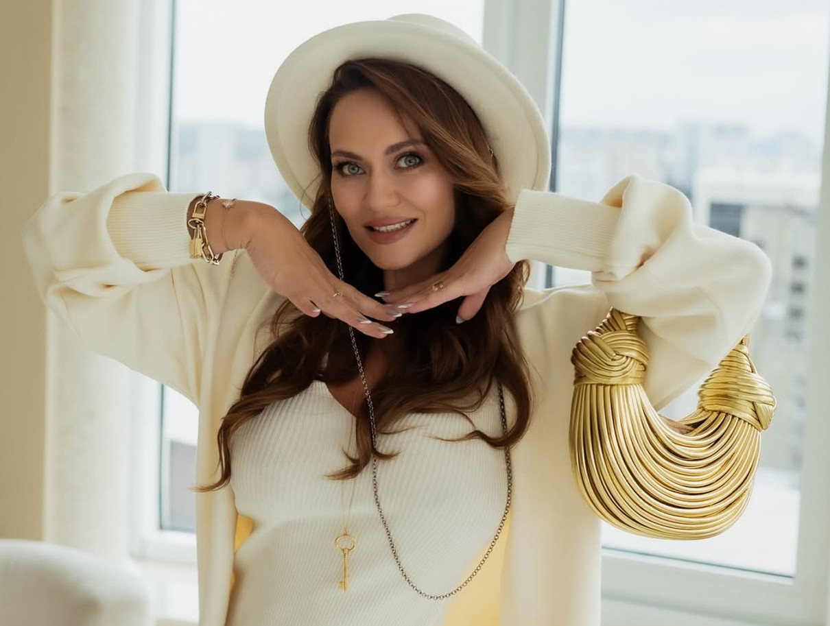 Саліванчук у масці та молочному ліфі показала, як легко приготувати бананові оладки