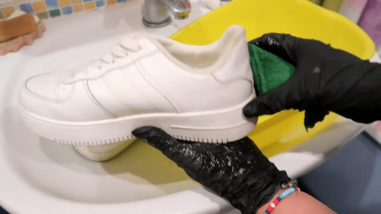 Господині розповіли, як захистити взуття від води та бруду 