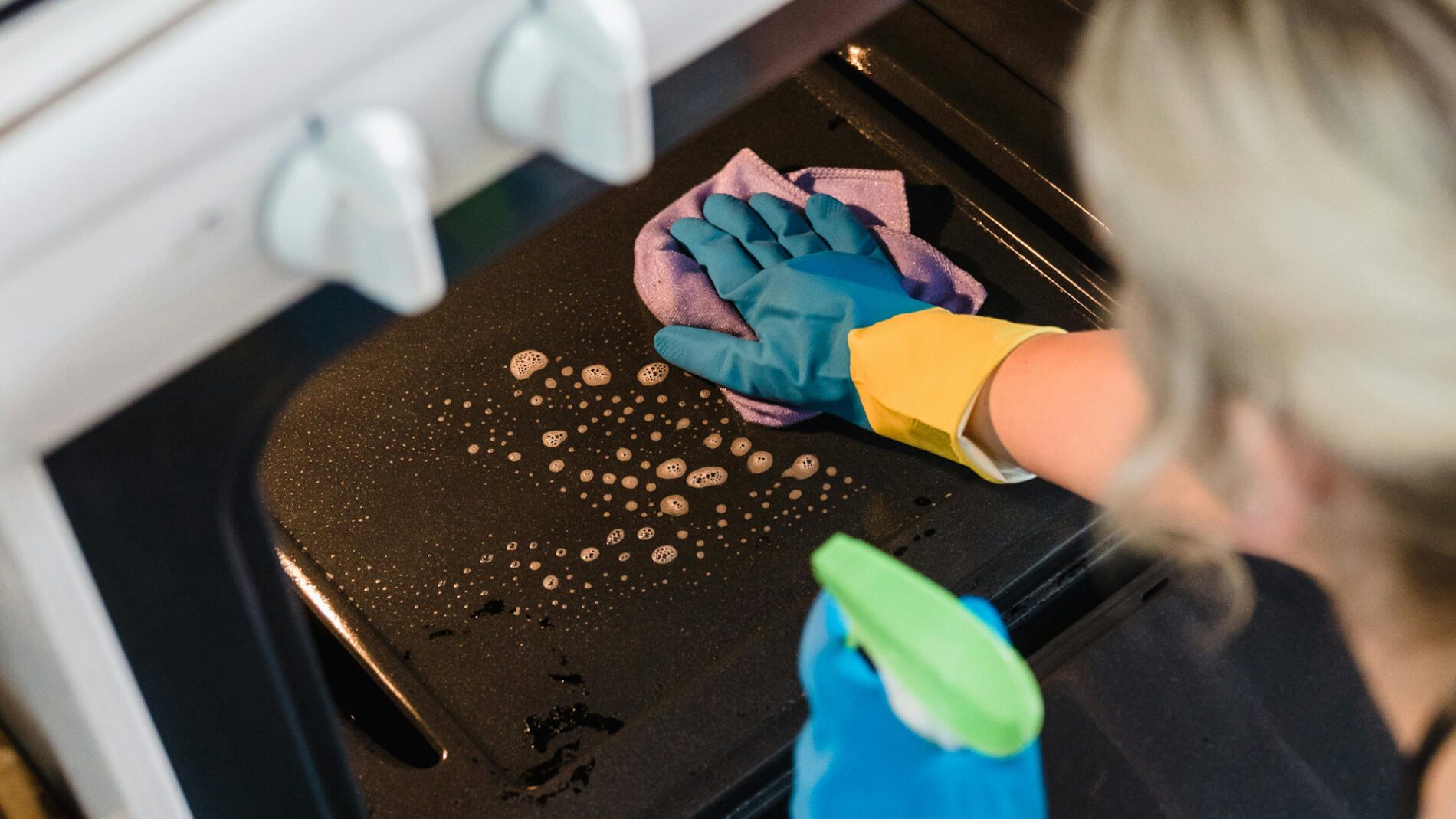 Господині показали, як почистити духовку від старого нагару