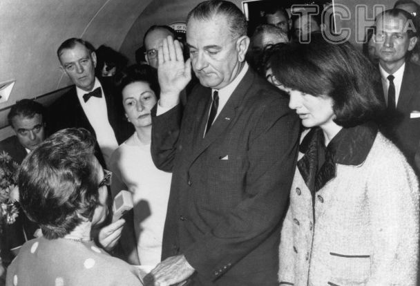 Жаклін Кеннеді та Ліндон Б. Джонсон, 22 листопада 1963 року / © Getty Images