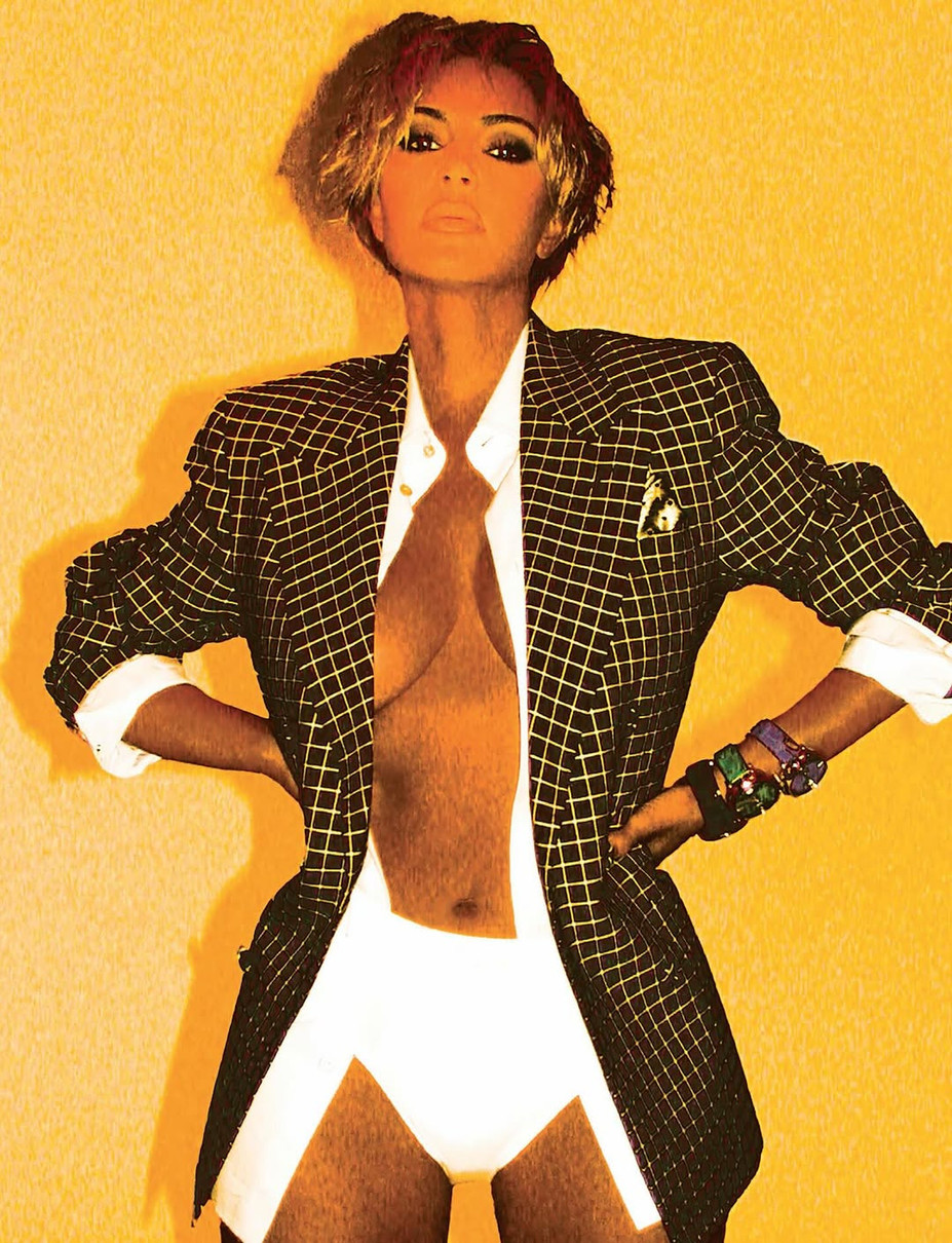 Кім Кардашян показалась у трусиках і жакеті на голе тіло