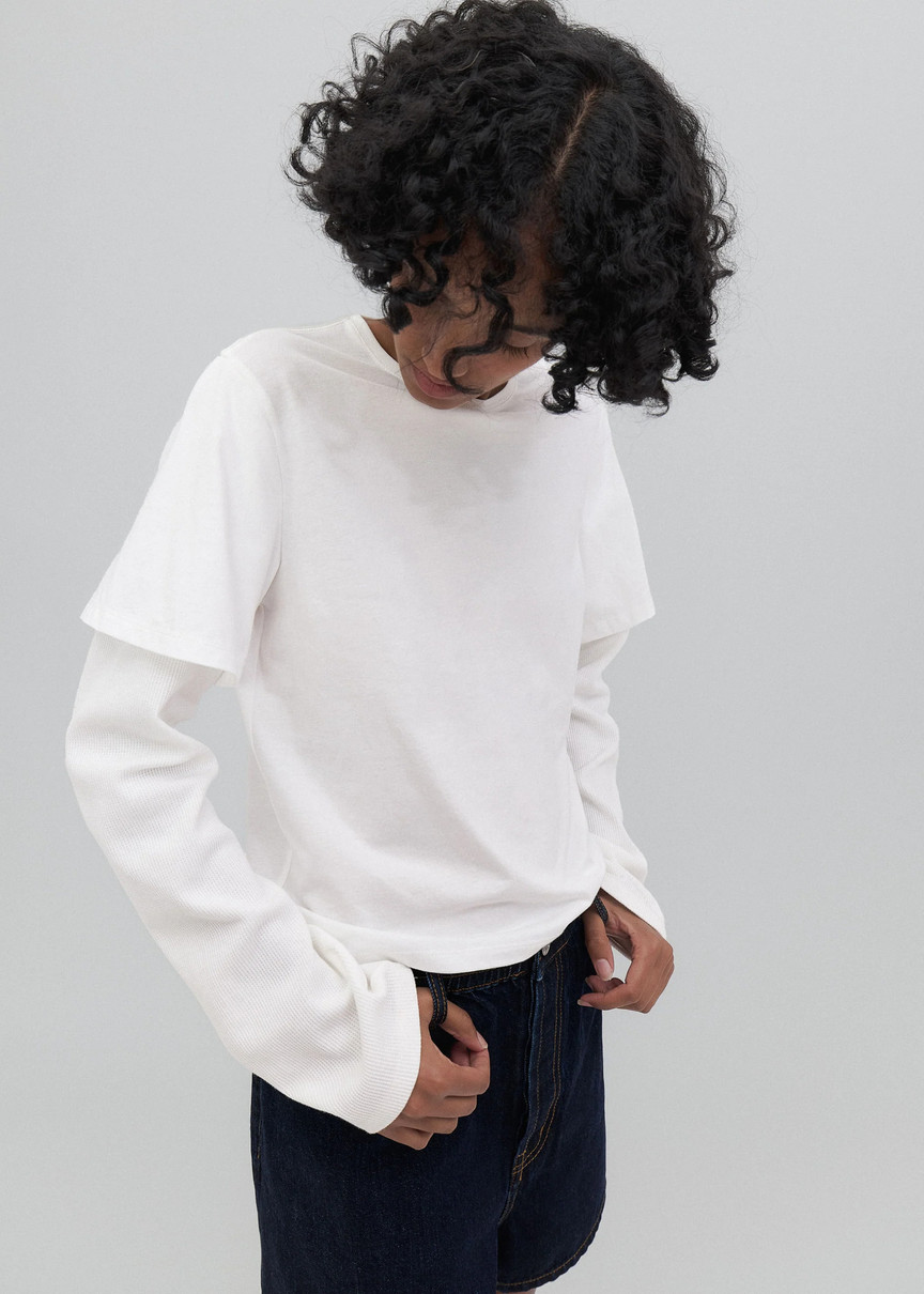 Дівчина у подвійній кофті