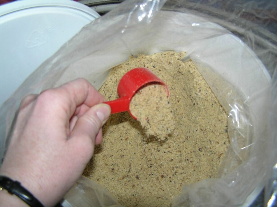 Городники розповіли, що закопати восени у клумбу для пишного цвітіння квітів навесні