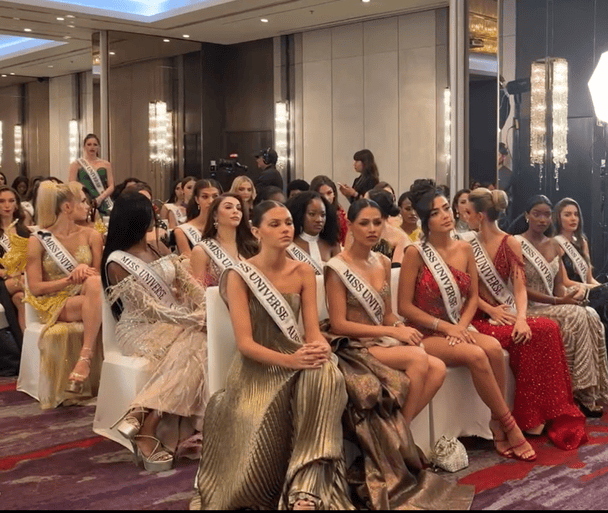 Фатіма Бош в кінці зали у зеленій сукні. Дівчина встала почувши звинувачення на свою адресу