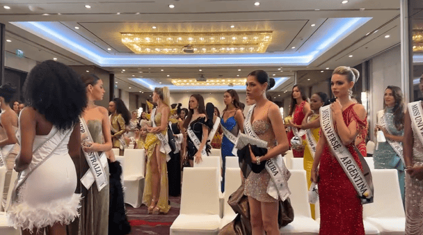 Учасниці конкурсу виходять із зали