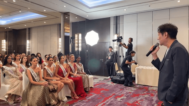 Нават Ітсарагрісіл говорить до учасниць