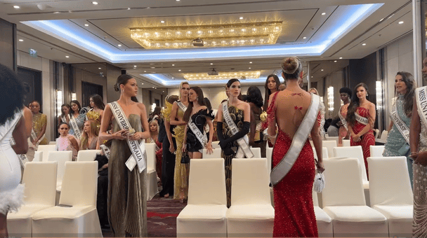 Учасниці конкурсу виходять із зали