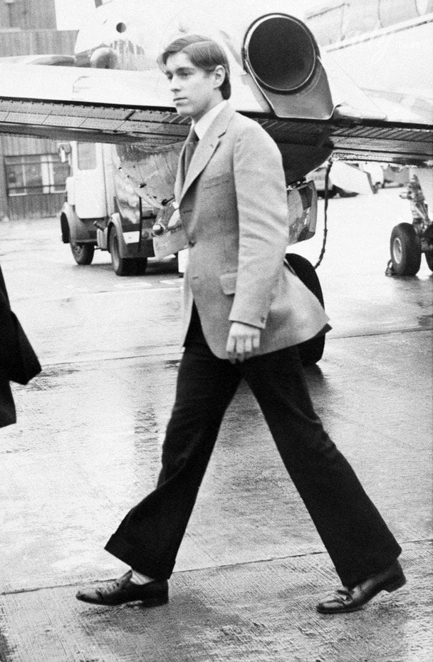 Принц Ендрю, який щойно закінчив навчальний рік в елітній школі в Гордонстоуні, прибув до Лондонського аеропорту Гітроу, 1979 рік / © Associated Press