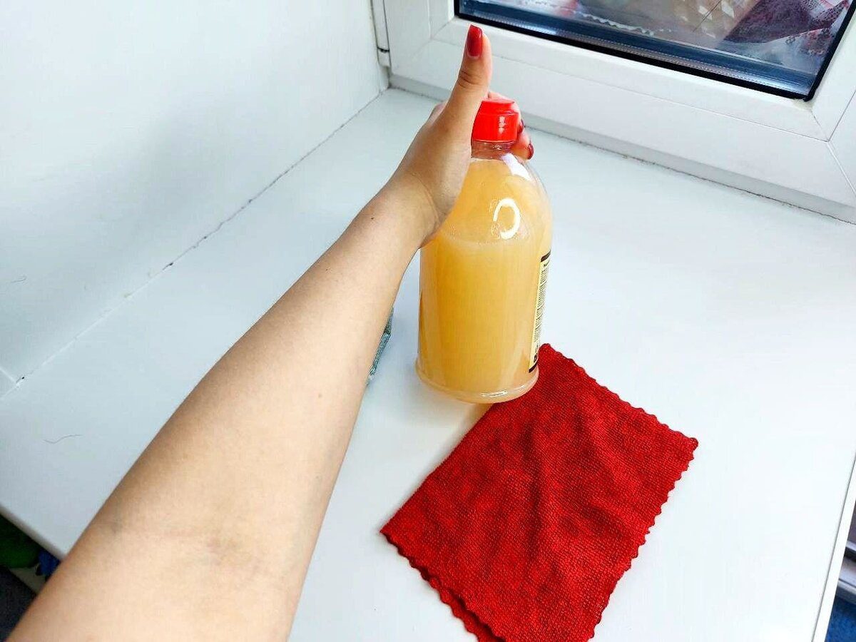 Експерти пояснили, як очистити старе жовте підвіконня до білосніжного стану простим способом